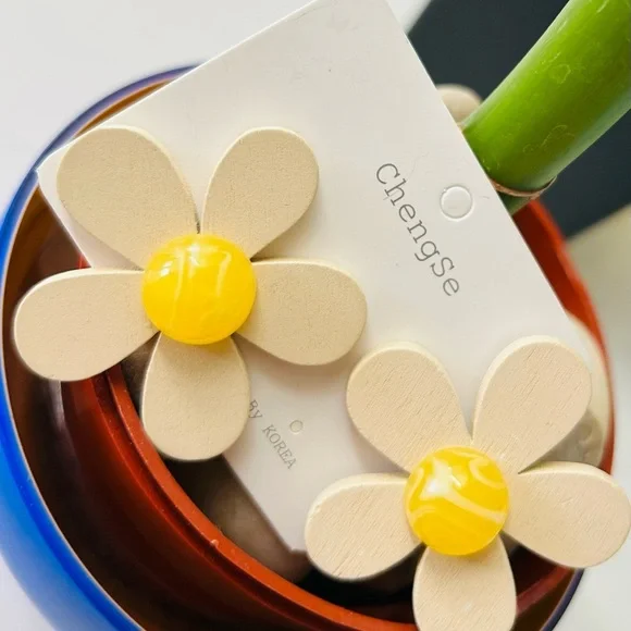 ChengSe Korean Fashion Chic Daisy stud Yellow & Cream Fashion Earrings - Picture 4 of 6